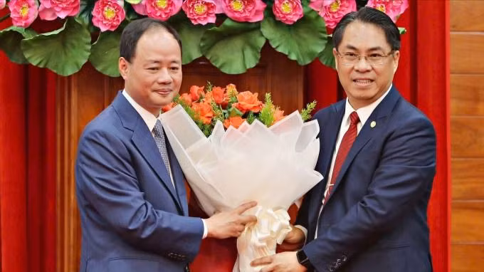 Phó ban Tổ chức Trung ương Phan Thăng An trao quyết định cho ông Trần Hồng Thái (trái).