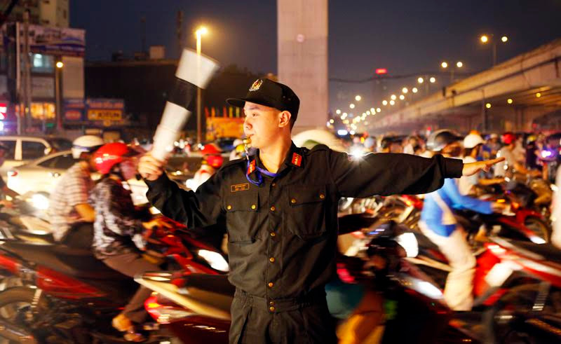 Cảnh sát cơ động xuống đường: Hết cảnh bò đến cơ quan ảnh 5 Cảnh sát cơ động xuống đường: Hết cảnh bò đến cơ quan ảnh 5