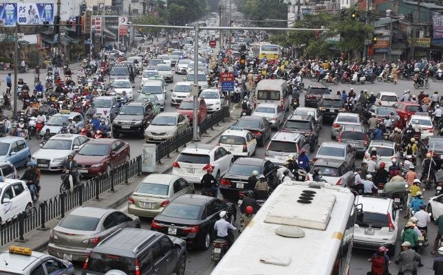 Xe cộ trên một tuyến đường Hà Nội - Ảnh: Reuters