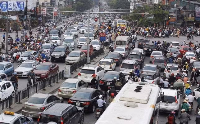 Xe cộ trên một tuyến đường Hà Nội - Ảnh: Reuters