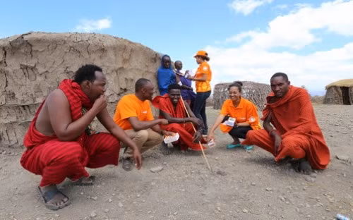 Nhân viên Halotel giới thiệu dịch vụ tới người dân tại tỉnh Arusha, Tanzania.