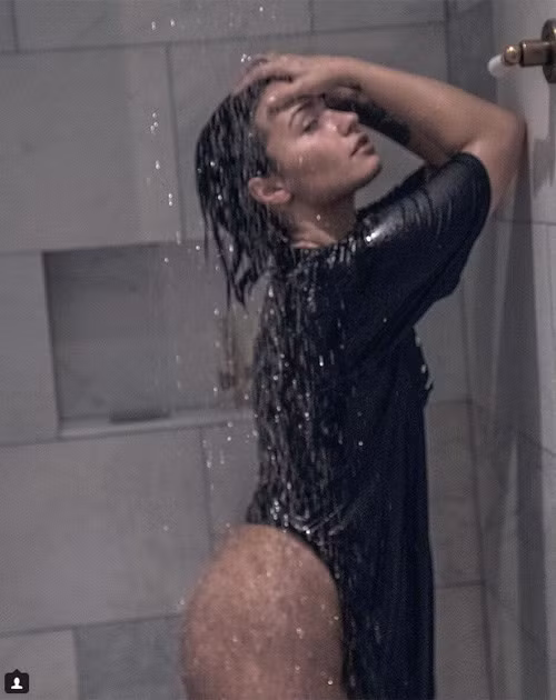 Ca sĩ Demi Lovato 'nóng' với loạt ảnh khỏa thân trong phòng tắm - ảnh 2