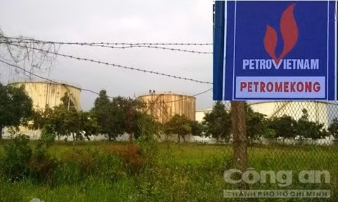 Trả lại 100 triệu và chai rượu cho người "bỏ quên"