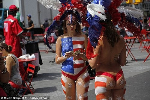 Chuyện các cô gái ngực trần kiếm 20 đôla với mỗi bức ảnh ảnh 3