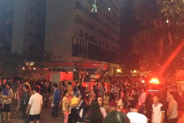 Hàng trăm người dân hoảng sợ chạy xuống sân chung cư.Ảnh: Thu Lý Hàng trăm người dân hoảng sợ chạy xuống sân chung cư.Ảnh: Thu Lý