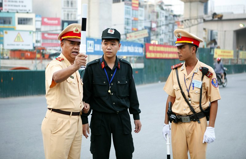 Cảnh sát cơ động xuống đường: Hết cảnh bò đến cơ quan ảnh 3 Cảnh sát cơ động xuống đường: Hết cảnh bò đến cơ quan ảnh 3