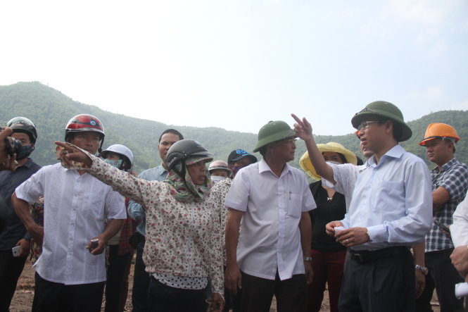 Người dân phản ánh ô nhiễm với Bí thư thành ủy Đà Nẵng - Ảnh: Đoàn Cường Người dân phản ánh ô nhiễm với Bí thư thành ủy Đà Nẵng - Ảnh: Đoàn Cường