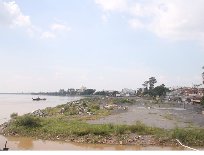 Toàn bộ đất đá đã đổ xuống lấp sông Đồng Nai sẽ phải moi lên hết để đảm bảo thoát lũ - Ảnh: Lê Lâm