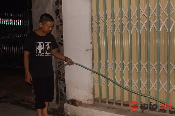 Các đường ống được mắc nối loằng ngoằng từ nhà này sang nhà khác