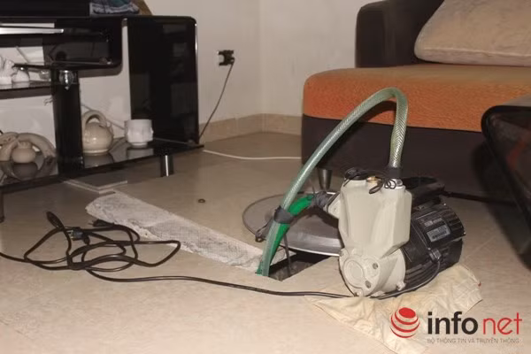 Hàng trăm hộ dân thủ đô "trực chiến" thâu đêm chờ bơm nước ảnh 3 Hàng trăm hộ dân thủ đô "trực chiến" thâu đêm chờ bơm nước ảnh 3