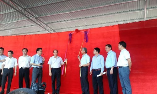 Thứ trưởng Nguyễn Hồng Trường và ông Trần Xuân Sanh - Cục trưởng Cục Quản lý Xây dựng và Chất lượng công trình giao thông (QLXD&CLCTGT) kéo rèm che tàu điện mẫu tuyến Cát Linh - Hà Đông. Thứ trưởng Nguyễn Hồng Trường và ông Trần Xuân Sanh - Cục trưởng Cục Quản lý Xây dựng và Chất lượng công trình giao thông (QLXD&CLCTGT) kéo rèm che tàu điện mẫu tuyến Cát Linh - Hà Đông.