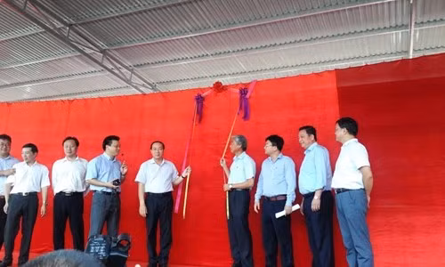 Thứ trưởng Nguyễn Hồng Trường và ông Trần Xuân Sanh - Cục trưởng Cục Quản lý Xây dựng và Chất lượng công trình giao thông (QLXD&CLCTGT) kéo rèm che tàu điện mẫu tuyến Cát Linh - Hà Đông. Thứ trưởng Nguyễn Hồng Trường và ông Trần Xuân Sanh - Cục trưởng Cục Quản lý Xây dựng và Chất lượng công trình giao thông (QLXD&CLCTGT) kéo rèm che tàu điện mẫu tuyến Cát Linh - Hà Đông.