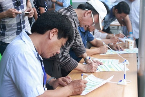 Sau khi thăm quan trải nghiệm, nhiều người dân đã viết ý kiến góp ý để gửi đến Bộ Giao thông vận tải. Sau khi thăm quan trải nghiệm, nhiều người dân đã viết ý kiến góp ý để gửi đến Bộ Giao thông vận tải.