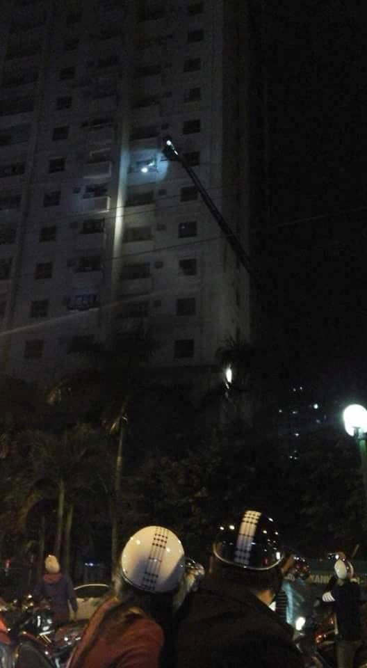 Lực lượng cứu hỏa đang nỗ lực đưa thang giải cứu những người còn mắc kẹt tại các tầng mà thang có thể vươn tới. Ảnh: Nam Phong