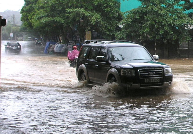 Đường Nguyễn Huệ gần cửa khẩu Quốc tế Lào Cai ngập trong nước sáng 11- 10 - Ảnh: Phạm Ngọc Triển