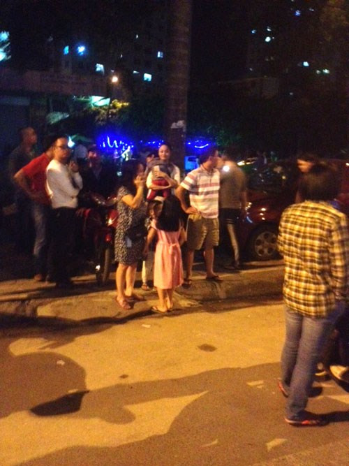 Những người dân tại các tầng thấp thoát được ra ngoài.