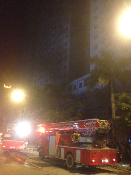 Xe thang của lực lượng cứu hỏa đành bó tay với những căn hộ cao vút.