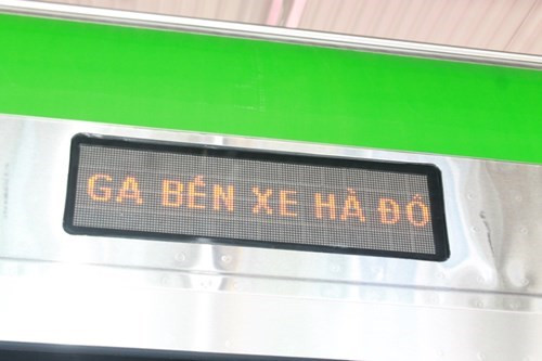 Trên mỗi khoang cửa có báo hiệu đang ở ga nào. Trên mỗi khoang cửa có báo hiệu đang ở ga nào.