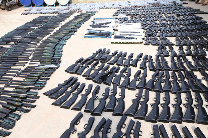 Công an tiến hành kiểm đếm số súng bị thu giữ - Ảnh: B.S.