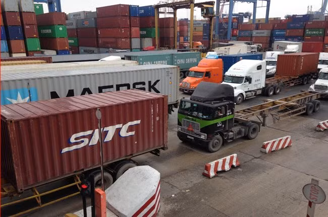 Cảng Cát Lái đang bị quá tải do lượng hàng dồn về nhiều - Ảnh: Anh Quân