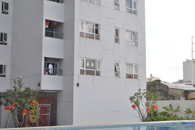 Mặt tường bên ngoài của phần lớn các tầng chung cư Investco Babylon, Quận Tân Phú, đã lởm chởm các vết nứt dài dù mới đưa vào sử dụng hơn một năm nay. Ảnh: Mạnh Tùng