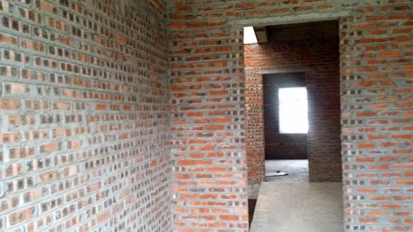 Mỗi tầng được chia làm 3 gian, với 2 phòng ngủ, 2 nhà vệ sinh khép kín riêng biệt.