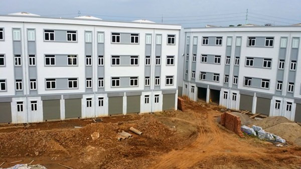 Tất cả các "căn nhà" đều có 2 mặt, phía trong nhìn ra khoảng đất vườn hoa, sân chơi chung. Tất cả các "căn nhà" đều có 2 mặt, phía trong nhìn ra khoảng đất vườn hoa, sân chơi chung.