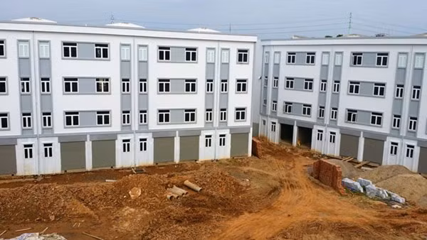 Tất cả các "căn nhà" đều có 2 mặt, phía trong nhìn ra khoảng đất vườn hoa, sân chơi chung.