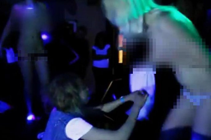 Nga điều tra quán bar cho nữ vị thành niên múa thoát y ảnh 1