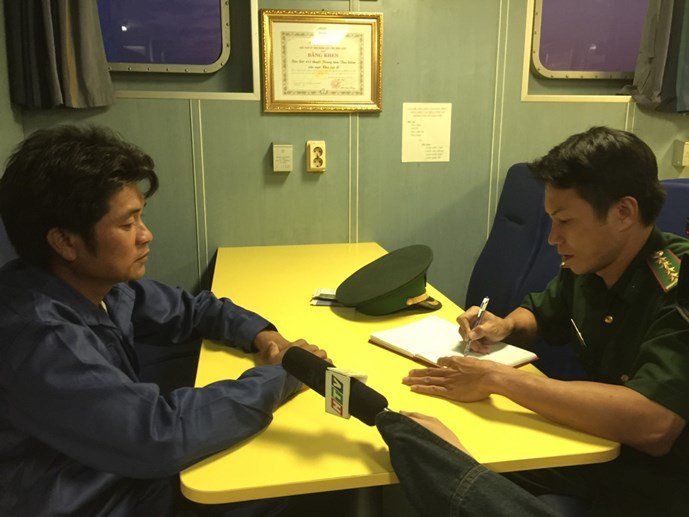 Clip 3 giờ căng thẳng đấu tranh với tàu hải cảnh Trung Quốc để cứu ngư dân Việt Nam ảnh 4