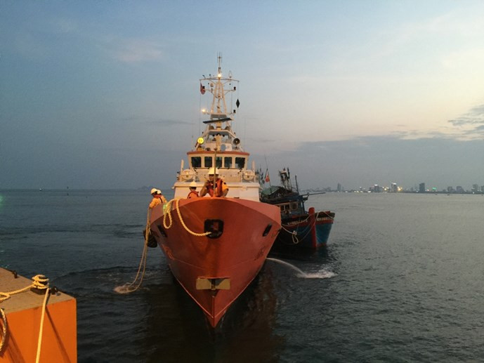 Clip 3 giờ căng thẳng đấu tranh với tàu hải cảnh Trung Quốc để cứu ngư dân Việt Nam ảnh 3