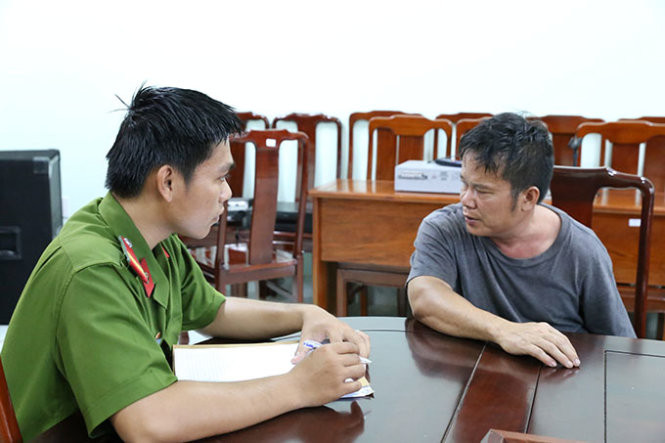 Công an huyện Bàu Bàng làm việc với chủ lô súng bị thu giữ - Ảnh: B.S.