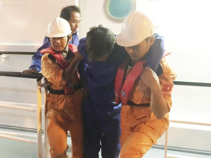 Clip 3 giờ căng thẳng đấu tranh với tàu hải cảnh Trung Quốc để cứu ngư dân Việt Nam ảnh 5