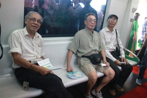 Bên trong toa tàu có ghế ngồi ... Bên trong toa tàu có ghế ngồi ...