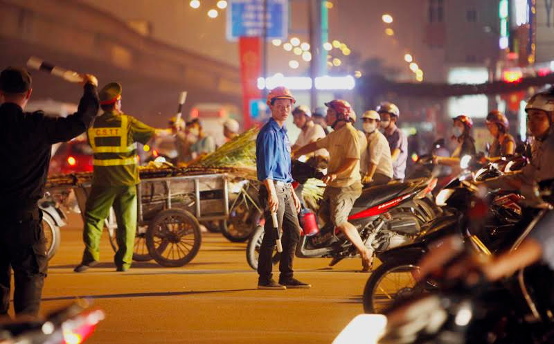 Cảnh sát cơ động xuống đường: Hết cảnh bò đến cơ quan ảnh 7 Cảnh sát cơ động xuống đường: Hết cảnh bò đến cơ quan ảnh 7