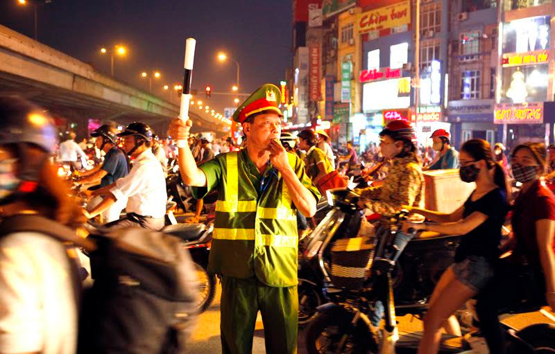 Cảnh sát cơ động xuống đường: Hết cảnh bò đến cơ quan ảnh 6 Cảnh sát cơ động xuống đường: Hết cảnh bò đến cơ quan ảnh 6