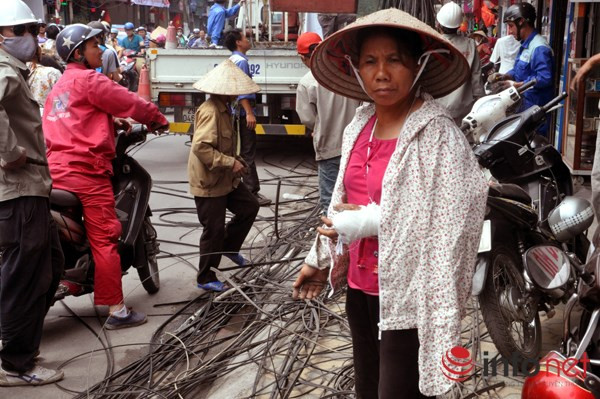 Có người tay bị gãy vẫn tham gia nhặt nhạnh