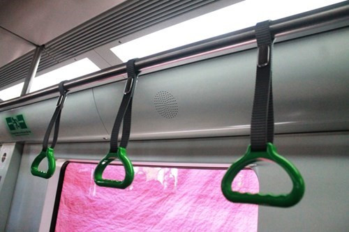 ...và tay treo để hành khách an toàn khi tàu di chuyến tốc độ nhanh. ...và tay treo để hành khách an toàn khi tàu di chuyến tốc độ nhanh.