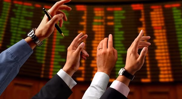 Nhiều chuyên gia cho rằng, việc nắm giữ cổ phiếu NH hiện nay thực sự là rủi ro, nguy cơ nhiều hơn cơ hội. Nhiều chuyên gia cho rằng, việc nắm giữ cổ phiếu NH hiện nay thực sự là rủi ro, nguy cơ nhiều hơn cơ hội.