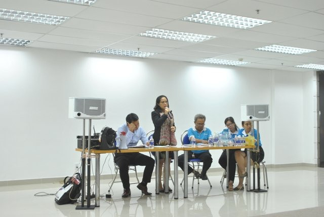 Đại diện ban quản lý chung cư, đơn vị của chủ đầu tư, giải trình với cư dân Belleza tối 20-10 vừa qua. Ảnh: Mạnh Tùng