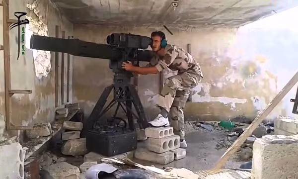 Một binh sĩ nổi dậy Syria dùng TOW của Mỹ tấn công xe tăng Syria