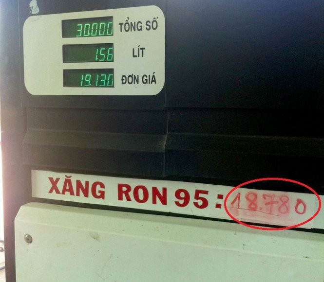 Giá nhà nước (phía dưới, khoanh tròn) và giá bán của cây xăng Nguyễn Mai chênh lệch gây thiệt hại cho khách hàng - Ảnh: M.TR.