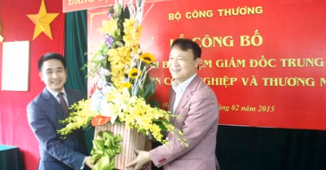 Thứ trưởng Đỗ Thắng Hải trao quyết định bổ nhiệm ông Vũ Hùng Sơn làm Giám đốc Trung tâm Thông tin Công nghiệp và Thương mại ngày 26/2. Ảnh: MOIT