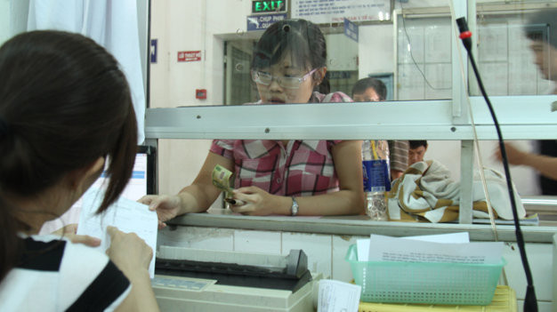 Bệnh nhân thanh toán viện phí tại Bệnh viện quận 5 TP.HCM