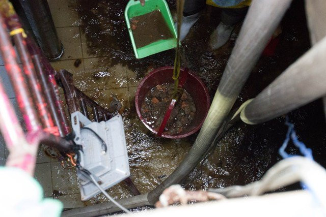 Cư dân Bellaza bức xúc vì bể nước tại đây rất mất vệ sinh. Họ không ngờ thời gian qua họ đã dùng nguồn nước như thế này. Ảnh: V.H