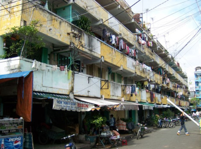 Cảnh sống nhếch nhác trong các chung cư cũ, xuống cấp.