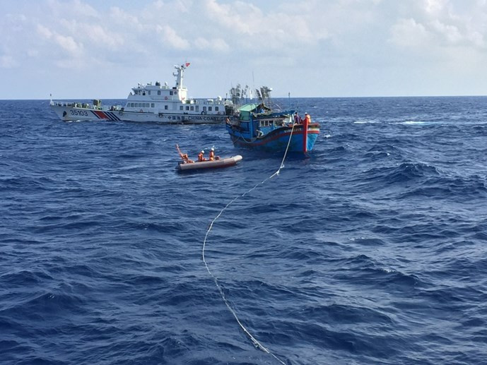 Clip 3 giờ căng thẳng đấu tranh với tàu hải cảnh Trung Quốc để cứu ngư dân Việt Nam ảnh 2