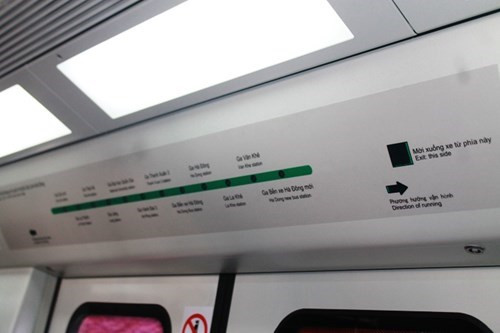 Bảng chỉ dẫn ga đến, đèn báo hiệu lệnh đặt ngay trên cửa ra vào tàu. Bảng chỉ dẫn ga đến, đèn báo hiệu lệnh đặt ngay trên cửa ra vào tàu.