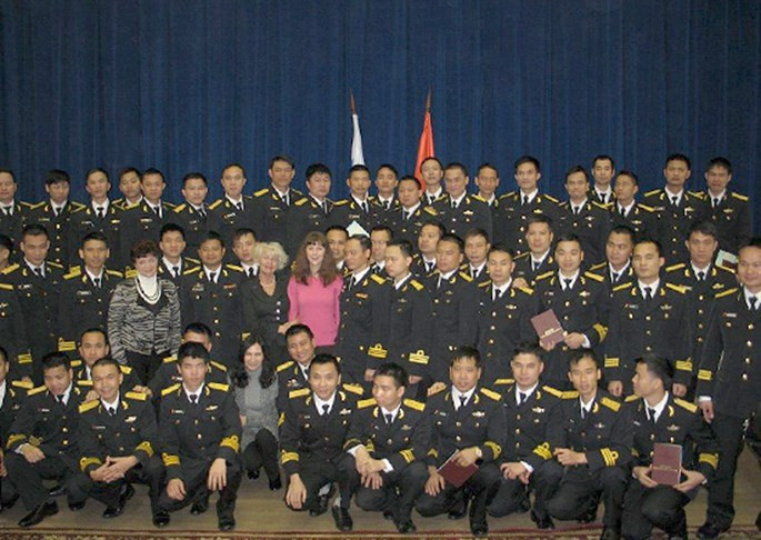 Kíp thủy thủ và sĩ quan tàu ngầm 186 Đà Nẵng chụp ảnh lưu niệm tại buổi lễ tốt nghiệp ở Học viện hải quân tại St. Petersburg, Nga - Ảnh: Bộ Quốc phòng Nga