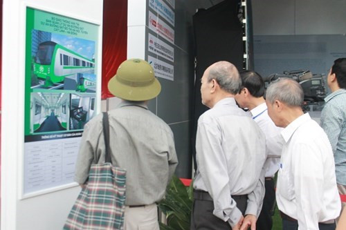 Người dân chú ý theo dõi thông tin kỹ thuật của đoàn tàu. Người dân chú ý theo dõi thông tin kỹ thuật của đoàn tàu.